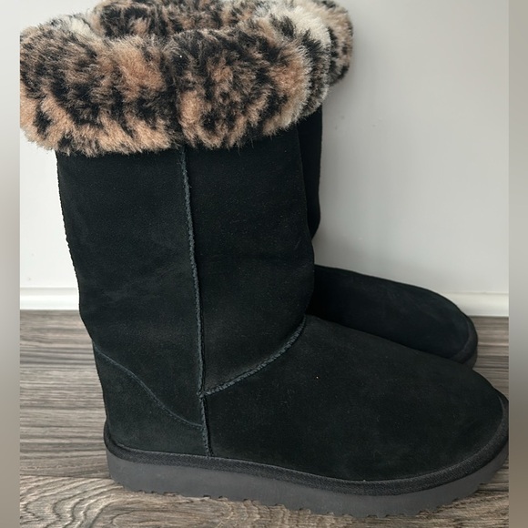 UGG Classic Tall Animal Print Black Shearling Boots - size 9 - Picture 2 of 3